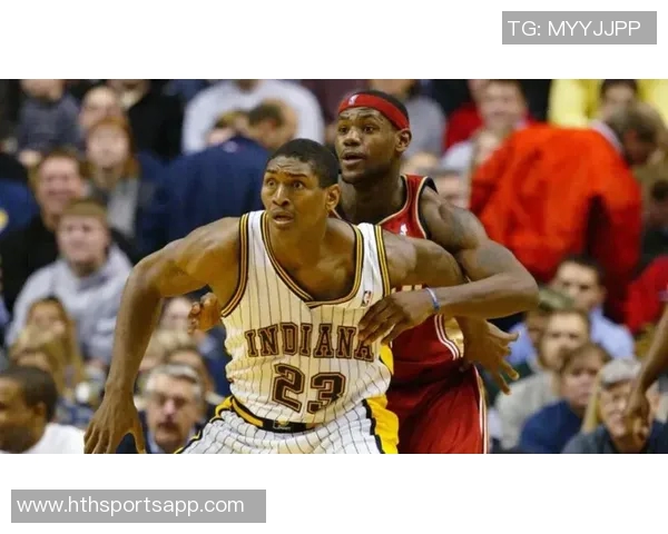 文班低位强攻遭布克防守犯规本场第4次犯规引发争议 文班低位强攻遭布克防守犯规本场第4次犯规引发争议