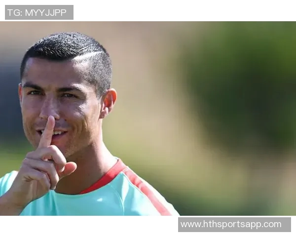 C罗训练中展现灿烂笑容期待新赛季精彩表现和更多进球挑战 C罗训练中展现灿烂笑容期待新赛季精彩表现和更多进球挑战