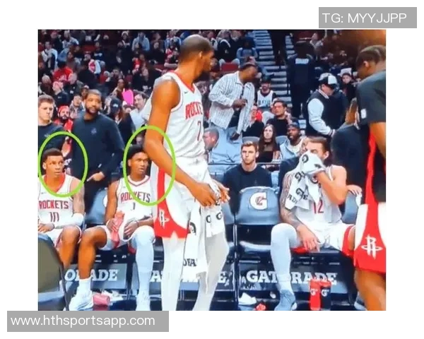 KD怒砸水瓶瞬间引发小贾和阿门惊愕不已场面尴尬至极 KD怒砸水瓶瞬间引发小贾和阿门惊愕不已场面尴尬至极